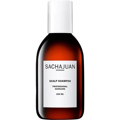 En genomskinlig flaska med schampo för hårbotten från Sachajuan