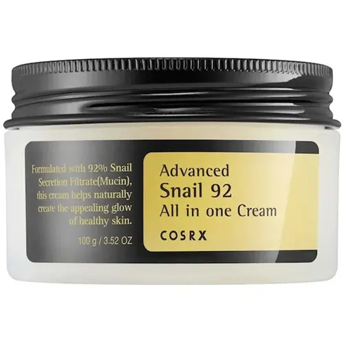 En vit burk med snigelkräm tillverkad av CosRx som kallas "advanced snail 92 all in one cream"