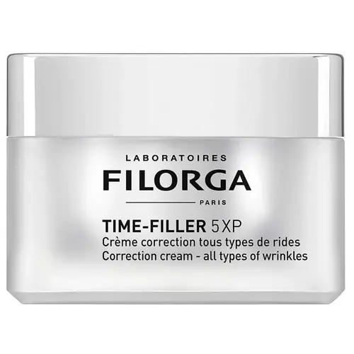 En genomskinlig burk med dagkräm tillverkad av Filorga som kallas "time-filler 5XP"