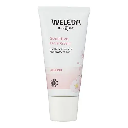 En vit tub som innehåller 30 ml ansiktskräm för känslig hy tillverkad av märket "Weleda" som heter "Almond soothing facial cream"