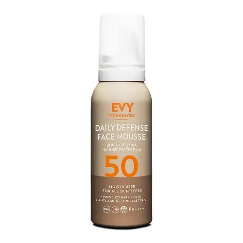 En brun flaska face mousse som är ett solskydd mot pigmentfläckar tillverkat av märket "EVY" som heter "Daily Defence Face Mousse" och har SPF50