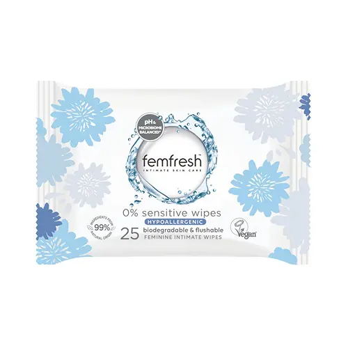 En vit och blå förpackning med hypoallergena veganska intimservetter tillverkade av märket "Femfresh" som kan spolas ned i toan