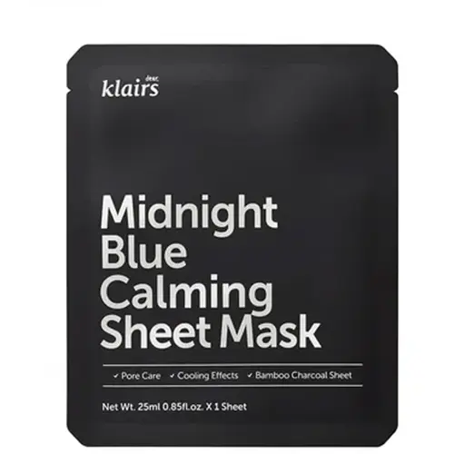 En svart förpackning som innehåller en kolmask tillverkad av märket "Klairs" som heter "Midnight Blue Calming Sheet mask"