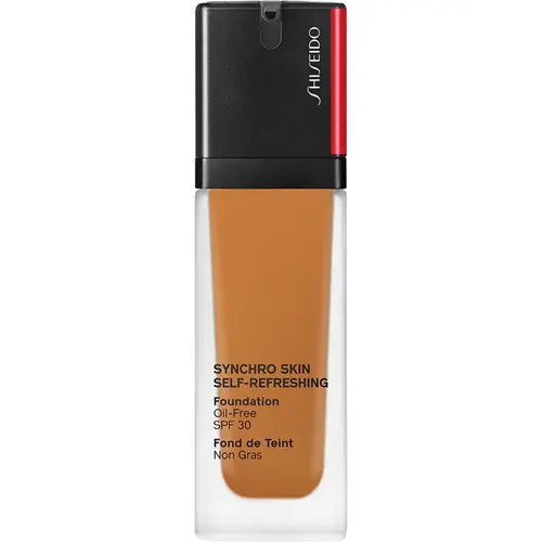 En genomskinlig flaska som innehåller en ljusbrun flytande foundation tillverkad av märket "Shiseido" som heter "Synchro skin self-refreshing"