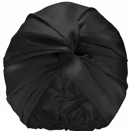 En svart sovmössa i siden tillverkad av märket "Slip" som heter "Pure silk turban"