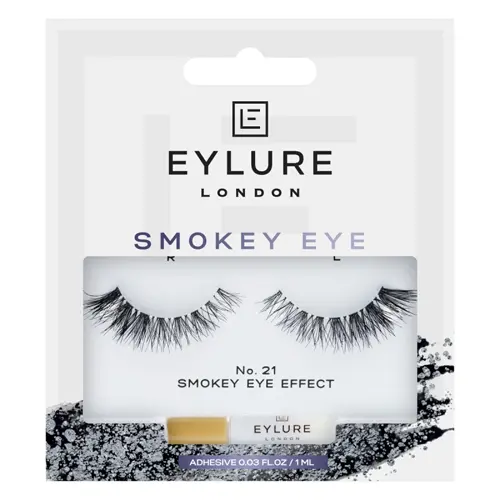 En vit förpackning som innehåller ett par lösögonfransar med "Smokey Eye"-effekt tillverkade av märket "Eylure"